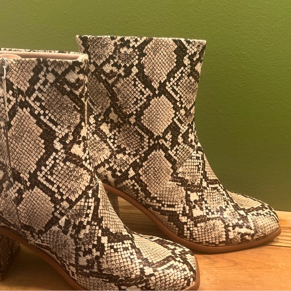 Boots - Picture 2 of 8